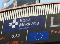 En la jornada, el peso se depreció un 0.8 % frente al dólar, al cotizar en 17.76 unidades por billete verde, tras valuarse en los 17.62 en la sesión previa, según datos del Banco de México. EFE / ARCHIVO