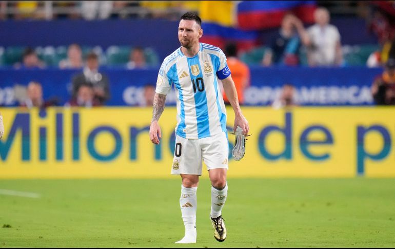 El ocho veces ganador del Balón de Oro tuvo que abandonar el campo de juego tras torcerse el tobillo sobre el final del primer tiempo. AP/ J. Cortez.