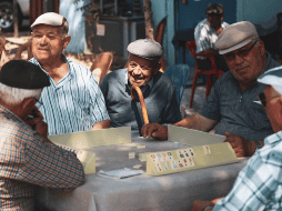 Harvard, Robert Waldinger y Marc Schulz revelaron que exactamente a la edad de 60 años las personas son más felices.PEXELS/Şahin Sezer Dinçer