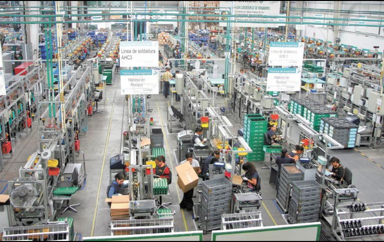 En 11 de las 21 actividades que comprende el sector, se reportó un crecimiento de sus platillas laborales durante abril pasado. SUN / ARCHIVO