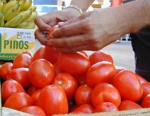 Evita los jugos de tomate envasados, que pueden contener altos niveles de sal y azúcar, y optar por preparar tu propia versión en casa. SUN / ARCHIVO