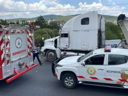 Se recomienda precaución y cautela al momento de circular por la autopista a Morelia; personal de Servicios de Emergencia se encuentra realizando trabajos de rescate. ESPECIAL / Protección Civil y Bomberos de Tlajomulco