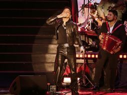 Nodal y Bocelli interpretaron 