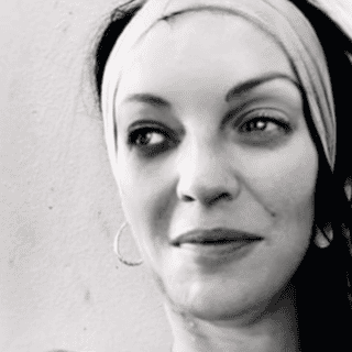 Hijo de Camilo Sesto preocupa a fans por moretones en su sus piernas (FOTO)