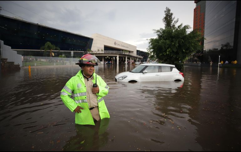 Hasta el momento, las dependencias de Bomberos y Protección Civil municipales no han informado de alguna persona lesionada o arrastrada por las corrientes de agua como ha ocurrido en otros días durante la temporada de lluvias de este año. CORTESÍA / Protección Civil y Bomberos de Zapopan