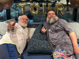 Kyle Gass al soplar las velas de su pastel pidió el siguiente deseo: 