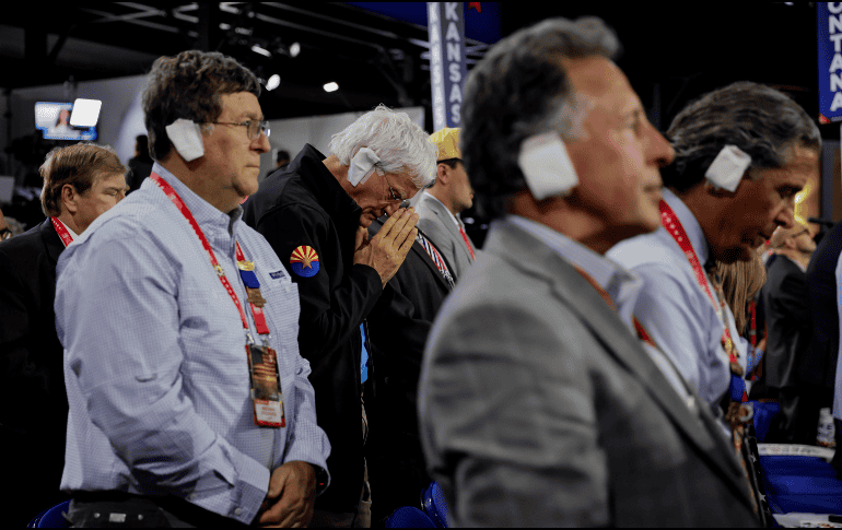 Seguidores usan parche en solidaridad con el candidato presidencial republicano. EFE