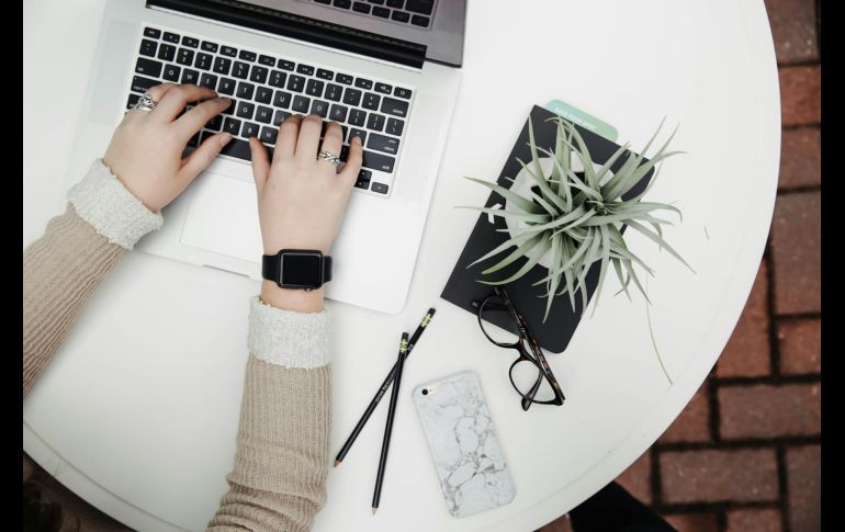 Los requisitos para esta vacante incluyen tener una licenciatura completa en Ingeniería, Ciencias Sociales y Administrativas o Economía. Unplash