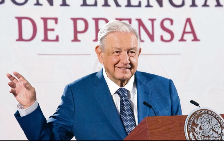 La Sala Superior del Tribunal Electoral confirmó que López Obrador difundió propaganda gubernamental en campañas, violando normas electorales. EFE