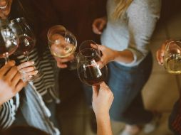 Incorporar a nuestro estilo de vida las parrandas de fines de semana implica el riesgo de no notar cuándo se tiene una adicción. UNSPLASH/Kelsey Chance