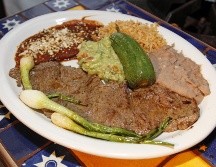 Una recomendación es limitar el consumo de: carne roja (cerdo, cabra, cordero), mortadela y salchichas. EFE / ARCHIVO
