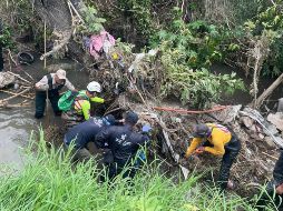 El cuerpo será trasladado por Personal de Servicios Médicos Forenses; la búsqueda de la mujer continúa. ESPECIAL /  Protección Civil y Bomberos de Tlajomulco