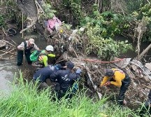 El cuerpo será trasladado por Personal de Servicios Médicos Forenses; la búsqueda de la mujer continúa. ESPECIAL /  Protección Civil y Bomberos de Tlajomulco