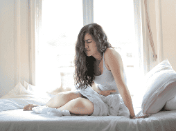 Una vesícula inflamada provoca fuertes dolores abdominales, náuseas y vómito. ESPECIAL/Foto de Andrea Piacquadio en Pexels