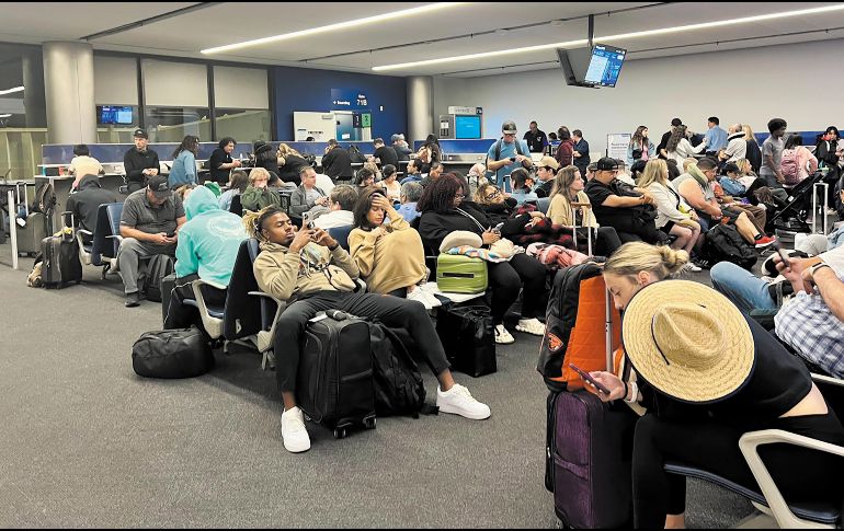 Aeropuerto de Los Ángeles. Miles de viajeros de esta terminal aérea y de todo el mundo se quedaron sin volar por las fallas informáticas de hoy. ESPECIAL