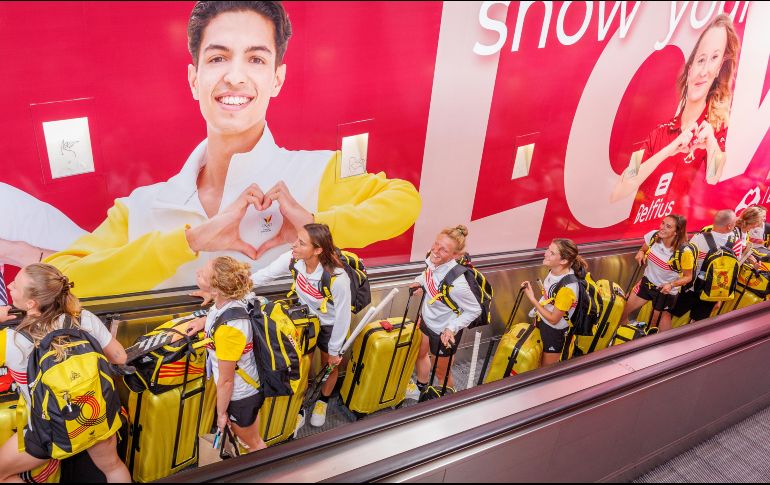 El equio belga de hockey femenil toma el tren hacia París. Algunas delegaciones podrían tener retrasos por las cancelaciones de vuelos en todo el mundo. EFE/O. Matthys