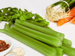 Es importante ser consciente de posibles alergias, lavar bien los vegetales y moderar su consumo según las necesidades y condiciones individuales. Como siempre, consultar con un profesional de la salud puede proporcionar una guía personalizada sobre cómo integrar el apio de manera óptima en tu dieta diaria. CANVA