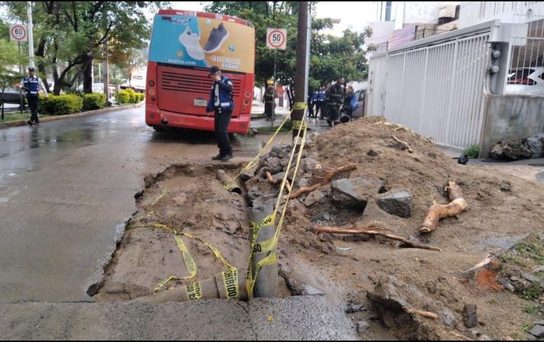 Se trató de una unidad de la ruta 622 que cayó a una zanja provocada por una obra de reparación aparentemente del SIAPA. ESPECIAL