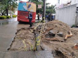 Se trató de una unidad de la ruta 622 que cayó a una zanja provocada por una obra de reparación aparentemente del SIAPA. ESPECIAL