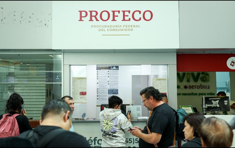 Los pasajeros afectados reclaman el reembolso de sus vuelos que les fueron cancelados, sin obtener respuesta positiva. EL INFORMADOR / H. FIGUEROA