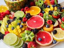 La piña no solo es una fruta deliciosa, sino también una aliada poderosa en la prevención y el tratamiento de enfermedades respiratorias como el asma, la bronquitis y la rinitis. CANVA