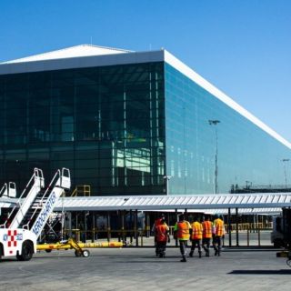 Aerolínea restablece reservaciones y documentación tras apagón informático