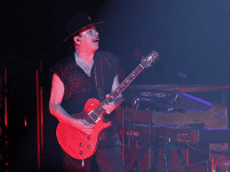 El guitarrista y compositor jalisciense, Carlos Santana, se encuentra festejando su cumpleaños y te compartimos datos curiosos que no conocías sobre él. EFE/ ARCHIVO