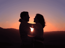 Lo que se logra con ello es que ambas partes compartan sus debilidades o inseguridades. ESPECIAL/CANVA