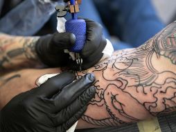 La tinta utilizada en los tatuajes contiene diversas sustancias químicas, algunas clasificadas como cancerígenas. ESPECIAL/ Foto de benjamin lehman en Unsplash