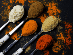 Es importante ser consciente de los condimentos que usamos en nuestras comidas y cómo pueden afectar nuestra salud a largo plazo. CANVA