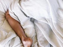 Interrupciones en el sueño, un ritmo cardiaco alto y apnea son riesgos de beber antes de dormir. UNSPLASH/DANNY G