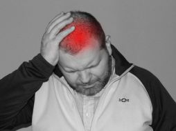 Los dolores de cabeza no controlados son una de las señales para acudir al neurólogo. ESPECIAL / Imagen de Tumisu en Pixabay