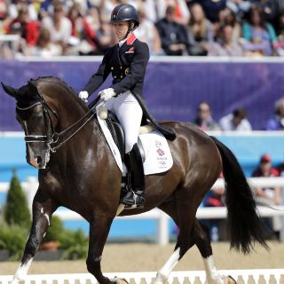 Jinete se retira de París 2024; la investigan por maltratar a un caballo