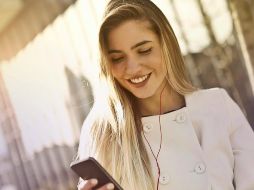 El uso excesivo de estos aparatos no solo se limitan a consecuencias auditivas. ESPECIAL / PEXELS / A. Piacquadio.