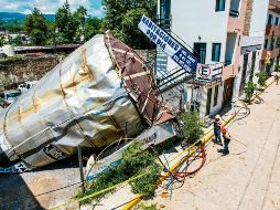 Tras el accidente del martes, se está recuperando el Centro Histórico de Tequila y 200 personas ya regresaron a sus casas y comercios. En la imagen, el tanque que voló por la explosión. EL INFORMADOR/ A. Navarro