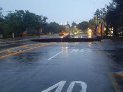 La mañana de este jueves, un socavón de alrededor de 10 metros sorprendió a la ciudad al formarse en ambos carriles de la avenida López Mateos. ESPECIAL  / PC Jalisco