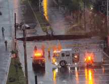 Hay riesgo de que el socavón abarque hasta la otra lateral de López Mateos, la de norte a sur, por lo que la circulación fue cerrada en ambos sentidos. X / @EscudoUrbanoJal