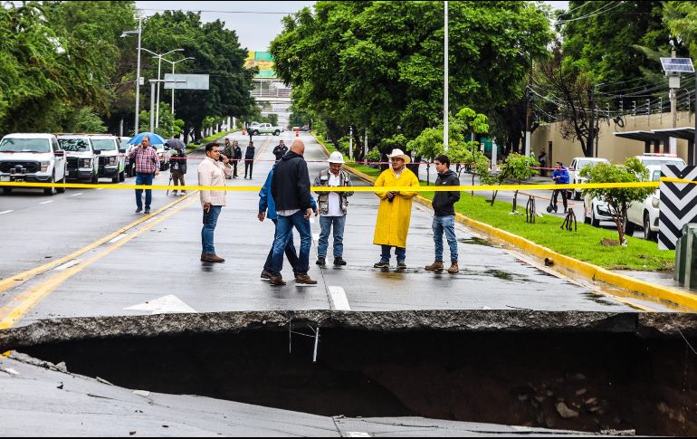 El socavón está ocasionando colpaso vehicular en el sur de Guadalajara. EL INFORMADOR/ A. Navarro