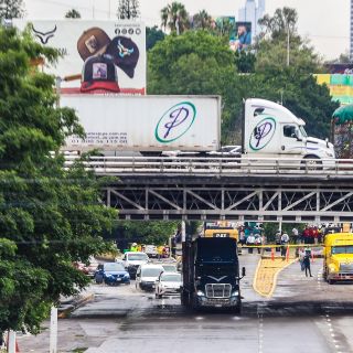 Lluvia colapsa vialidades de Zapopan
