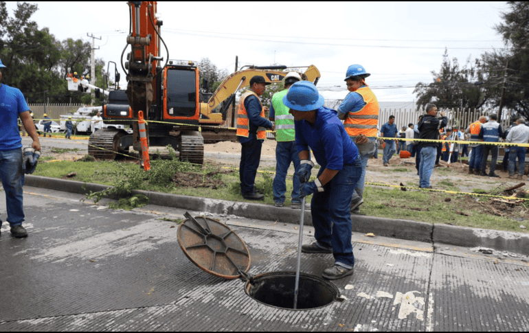 Por la mañana, el gobernador de Jalisco ya había informado que derivado del socavón se dañó el colector que está ubicado en este tramo, con una afectación, de forma preliminar, de 40 metros de esta tubería. EL INFORMADOR / A. Navarro