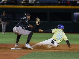 Ángelo Castellano se barre para llegar safe. El campocorto anotó una carrera y produjo otra en el juego de anoche. CORTESÍA/Charros de Jalisco