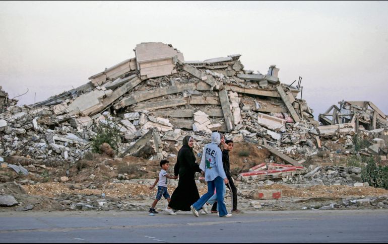 Refugiados escapan de las ruinas de una de las ciudades devastadas por los bombardeos de Israel. EFE