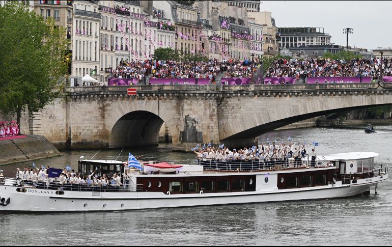 Deportistas y bailarines inundaron por igual el Sena. EFE/ J. Muñoz