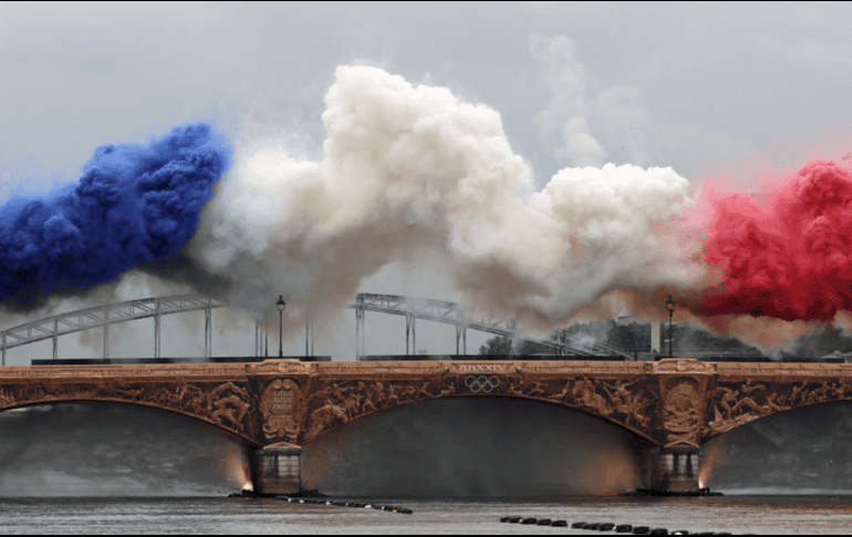 La ceremonia se inauguró con un impactante estallido tricolor. AFP