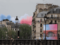 Las calles circundantes al río Sena se pintaron con los colores de la bandera de Francia. AFP