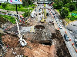 Un segundo socavón se formó en la avenida López Mateos, casi en su cruce con Periférico Sur, a unos cuantos pasos del primer bache que se generó la madrugada del jueves. EL INFORMADOR / A. Navarro