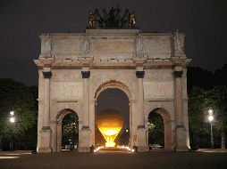 El pebetero, con la llama olímpica encendida, es elevado atado a un globo cerca del Arco del Triunfo del Carrusel durante la ceremonia de inauguración de los Juegos Olímpicos de París 2024. Xinhua/Xue Yuge