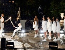 El relevo de Marie-José Perec y Teddy Riner (izq.) estuvo precedido por el de otras leyendas del deporte francés. AFP/M. Rasfan