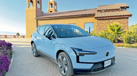 Este modelo cuenta con controles eléctricos y bocinas en las puertas. ESPECIAL