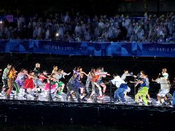 Con más de 3 mil bailarines y actores, que acompañaron a los deportistas en 12 escenas, se representó la cultura francesa a lo largo del emblemático Río Sena y frente a la majestuosa Torre Eiffel. Xinhua/ L. Jing.